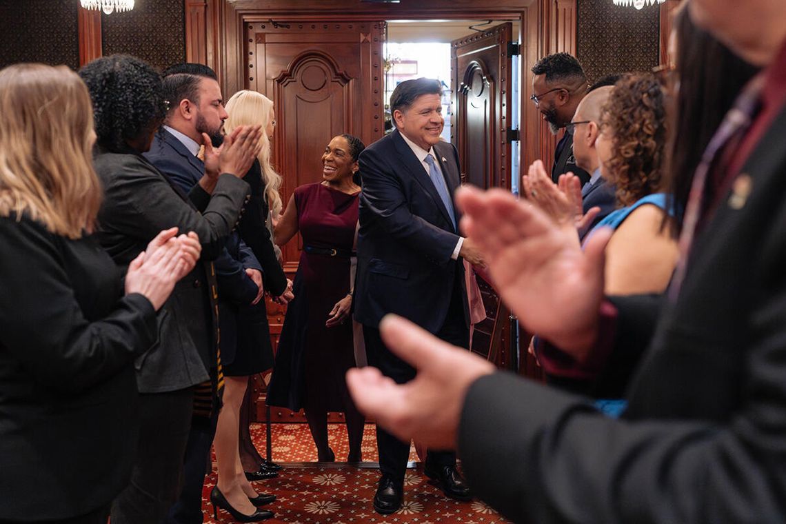 Zakaz telefonów w szkołach, krytyka Trumpa i nacisk na przystępność cenową w orędziu budżetowym gubernatora Pritzkera (WIDEO)