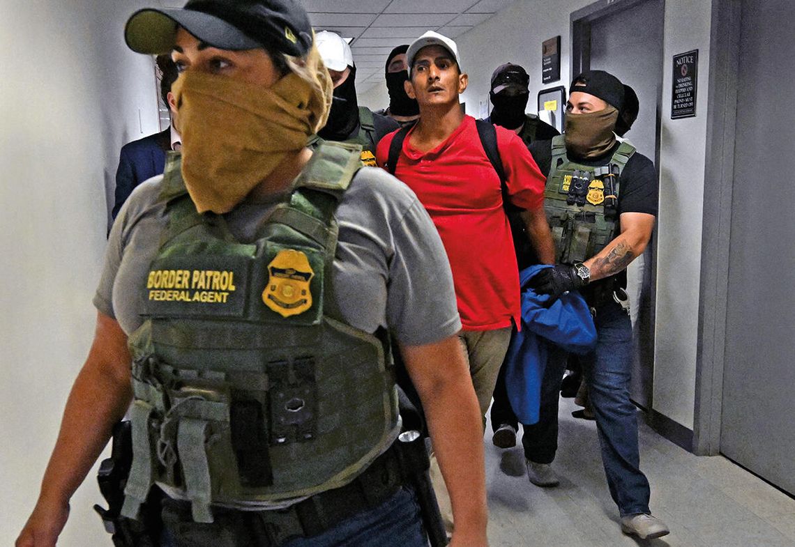 Zamaskowane służby ICE: bezpieczeństwo czy bezkarność