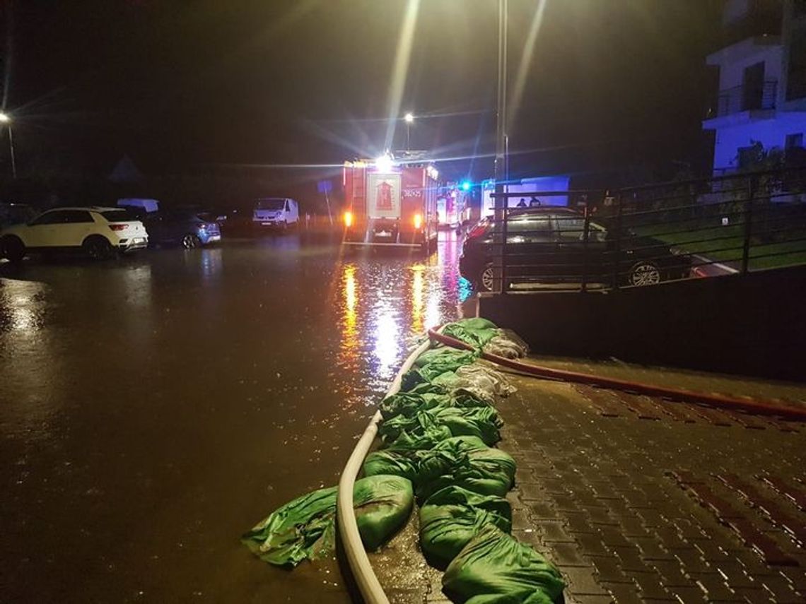 Zamość. Strażacy wypompowują wodę z zalanych miejsc; od czwartku szacowanie strat