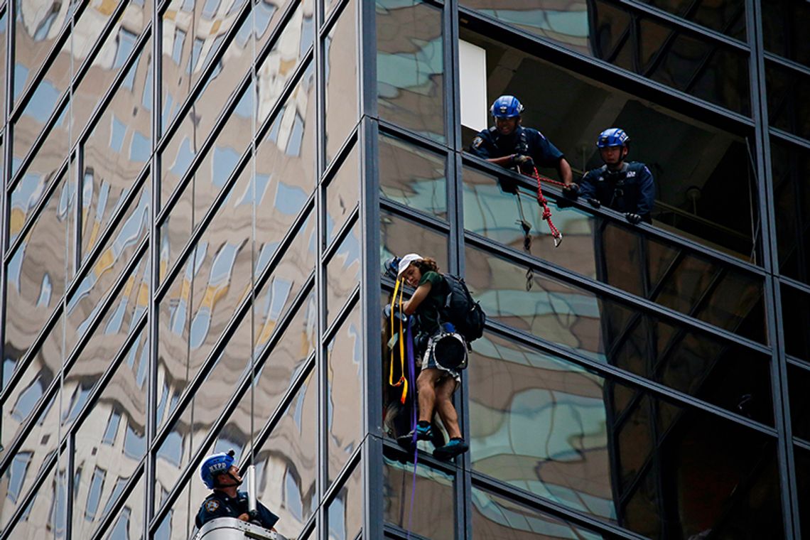 Zatrzymano mężczyznę, który próbował wspiąć się na Trump Tower (ZOBACZ ZDJĘCIA)