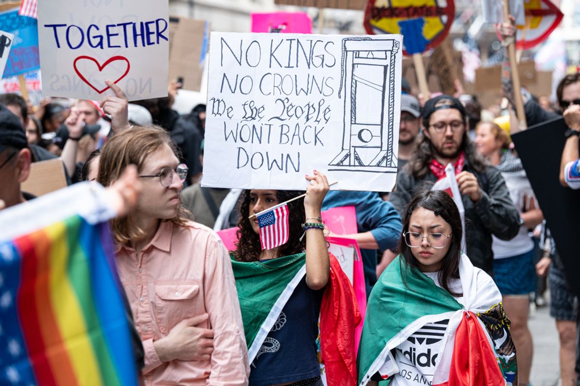 (ZDJĘCIA) Protesty „No kings” w Chicago i na przedmieściach