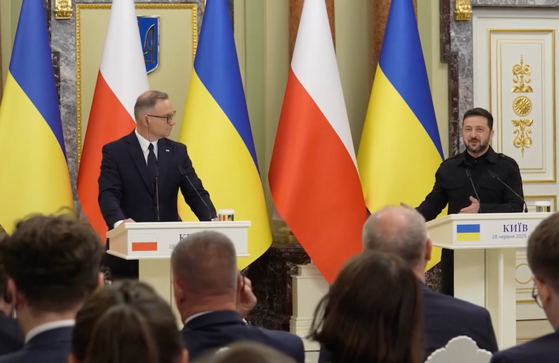 Zełenski odznaczył prezydenta Dudę Orderem Wolności