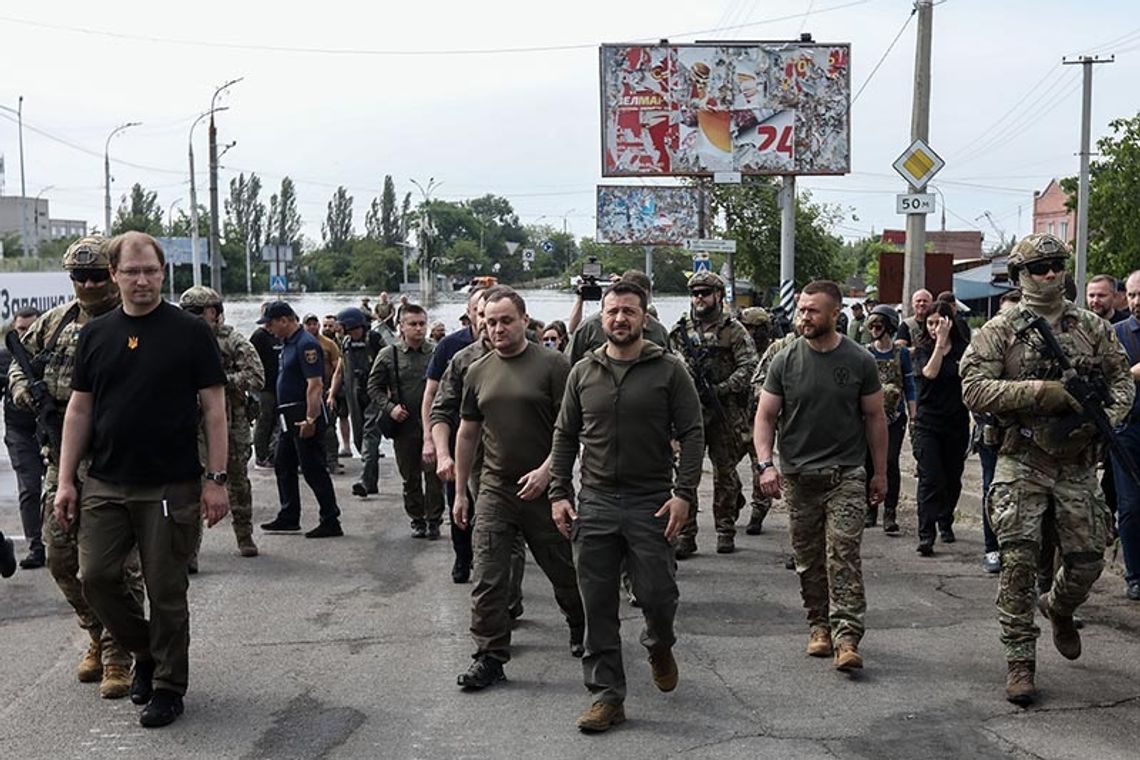 Zełenski złożył wizytę w Chersoniu, częściowo zalanym po wysadzeniu przez Rosjan tamy na Dnieprze