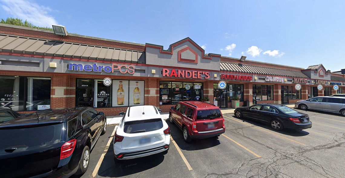 Złodzieje wjechali autem do sklepu monopolowego przy Milwaukee Ave. i skradli alkohol