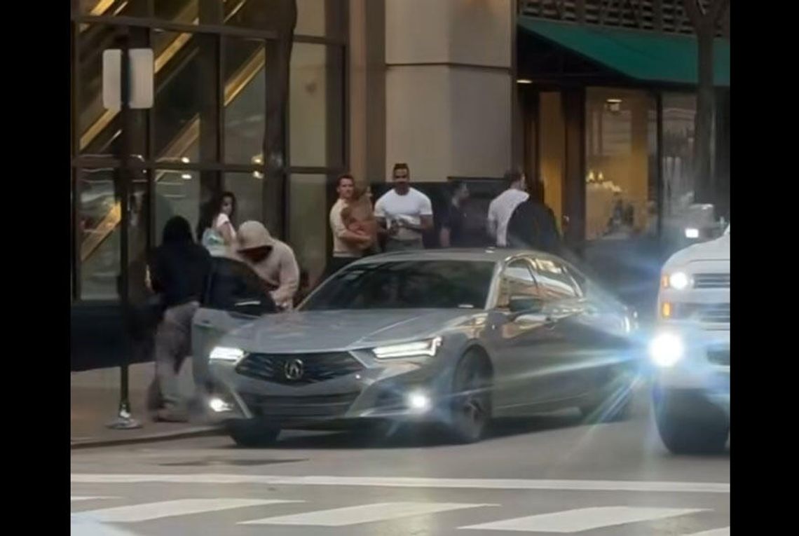 Zuchwała kradzież markowych torebek w Nordstromie w centrum Chicago (WIDEO)