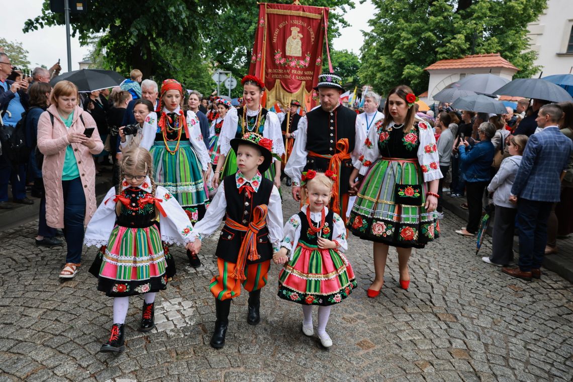 Żywa tradycja i barwna procesja przyciągnęły setki wiernych i miłośników folkloru (ZDJĘCIA)