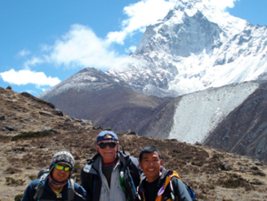 Marek Kowalski z Nimo na tle Mount Everest