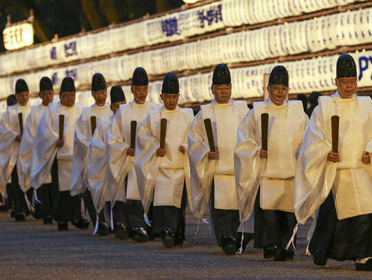 Shinto priests prepare for the New Year