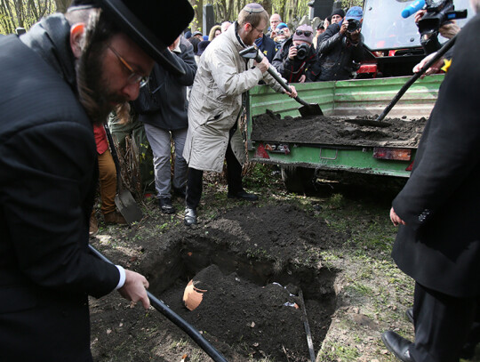 Burial ceremony of Torah scrolls at the Jewish cemetery in Warsaw