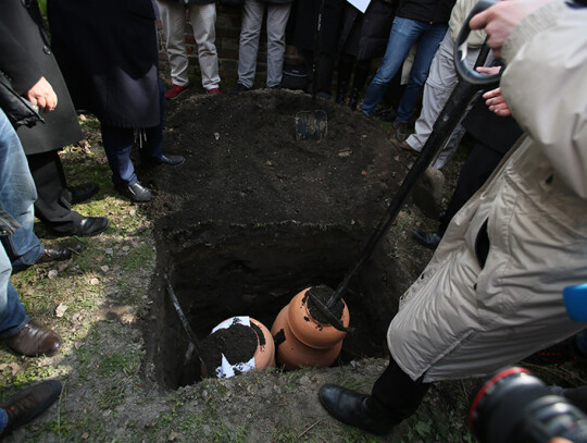 Burial ceremony of Torah scrolls at the Jewish cemetery in Warsaw