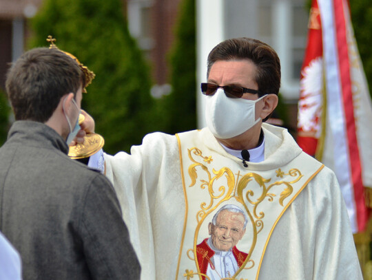 Fr. Ted Blessing wJPII relics 3