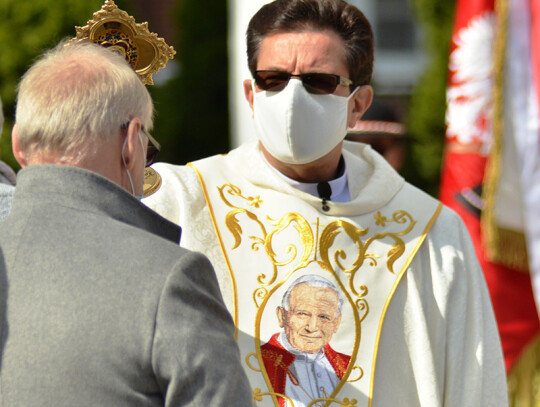 Fr. Ted Blessing wJPII relics 2