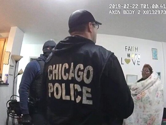 Interwencja w mieszkaniu Anjanette Young fot. YouTube/screenshot Interwencja w mieszkaniu Anjanette Young fot. YouTube/screenshot