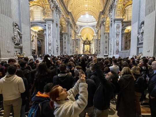 Pope Emeritus Benedict XVI's body lies in state in St. Peter's Basilica for public viewing, Vatican City, Vatican City State Holy See - 03 Jan 2023