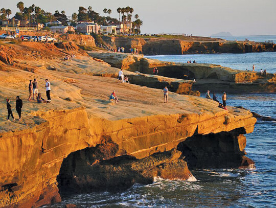 800px-Sunset_Cliffs,_San_Diego,_CA_92107,_USA_Wiki