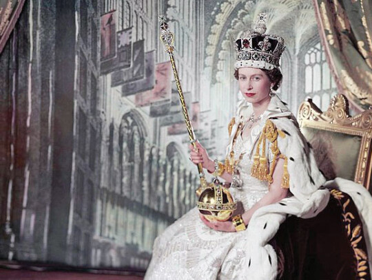 Queen_Elizabeth_II_on_her_Coronation_Day_Wiki