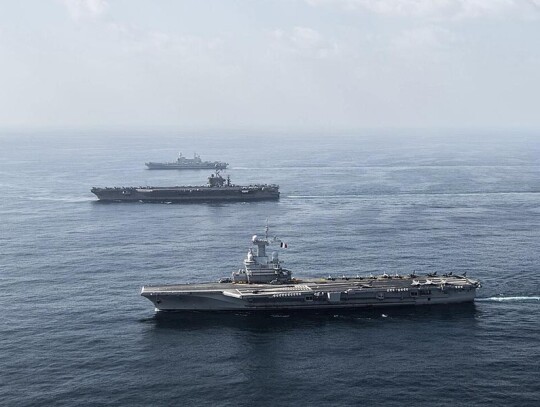 961px-Carriers_Charles_de_Gaulle_(R91)_-_Harry_S._Truman_(CVN-75)_and_Cavour_(550)_underway_in_the_Gulf_of_Oman_on_3_January_2014_(140103-N-CL550-634)