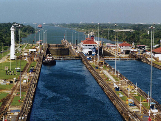 Panama_Canal_Gatun_Locks_Wiki