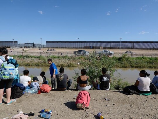 Migrants try to cross the Rio Grande on their way towards the Mexico-US border, Ciudad Juarez - 29 Sep 2023