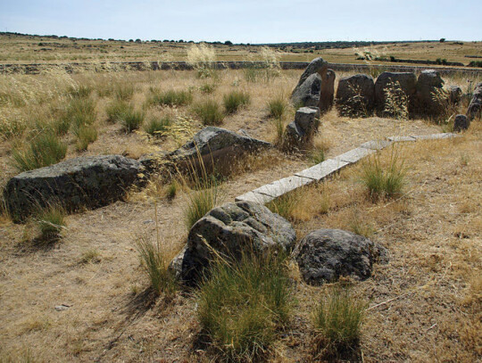 800px-Dolmen_del_Prado_de_las_Cruces_02_by-dpc_Wiki