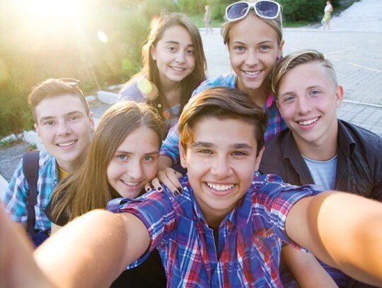 teenagers do selfie