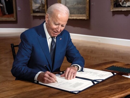 Prezydent Joe Biden podpisuje prowizorium budżetowe fot.  White House