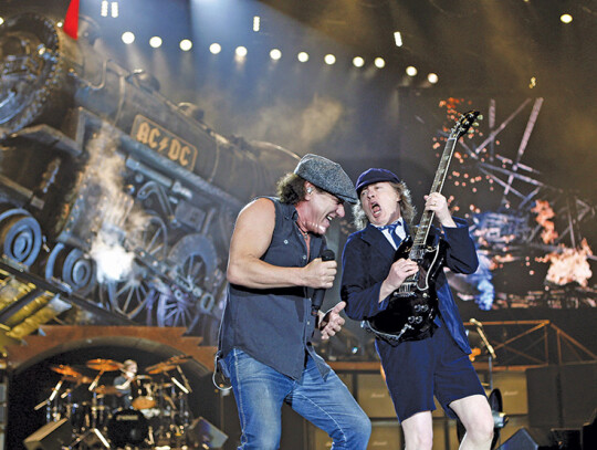 ACDC_Brian_Johnson_Angus-Young_fot_Robert-Vos_EPA_Shutterstock