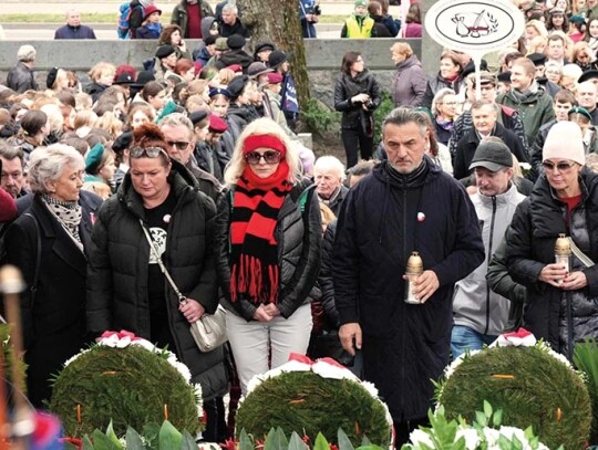 5 ZLOZENIE WIENCOW NA CMENTARZU NA ROSSIE