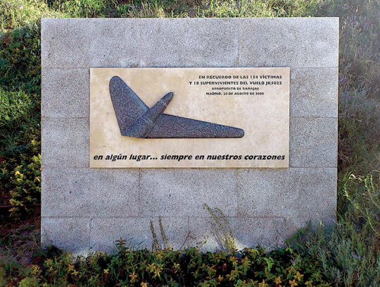 Placa_en_recuerdo_de_las_víctimas_del_vuelo_JK_5022_Wiki