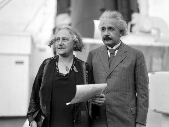 Albert_Einstein_and_Elsa_Einstein_arriving_by_ship,_San_Diego_1930_Wiki