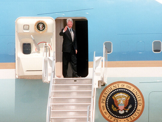 Bill_Clinton_boarding_Air_Force_One_Jun30-1996_Wiki