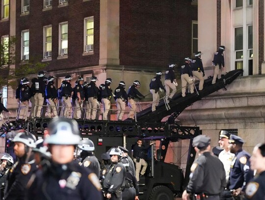 NYPD Enter Columbia University After Protestors take over Hamilton Hall, New York, USA - 30 Apr 2024