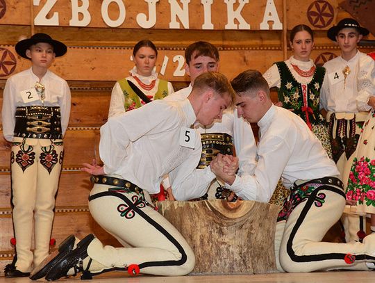 W siłowaniu na rękę z Leonem Byrdakiem, z  prawej